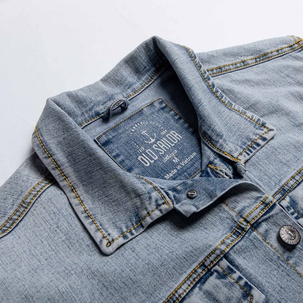 Áo khoác jean được làm từ vải denim, thường mang đến phong cách trẻ trung, đường phố