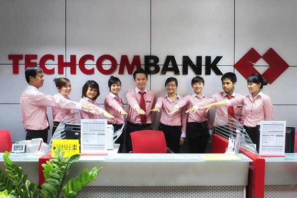 Đồng phục Techcombank với hai màu trắng đỏ chủ đạo, thể hiện phong cách lịch sự và nhã nhặn
