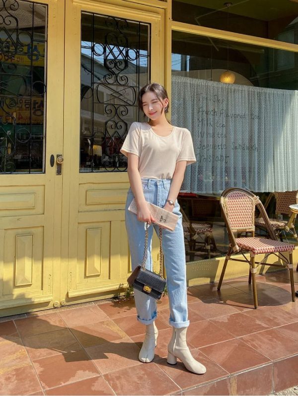 Phối đồ với áo thun form rộng nữ kết hợp với quần jeans tạo sự trẻ trung và năng động