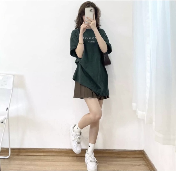 Hắc dáng với outfit áo thun form rộng giấu quần