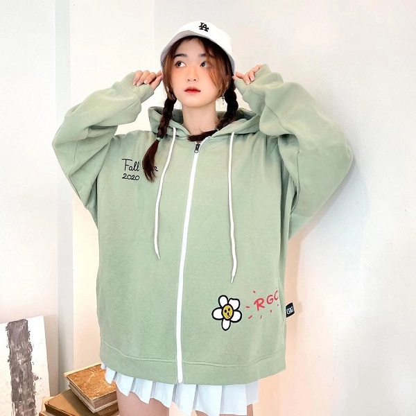 Hoodies nữ phong cách dễ thương phối chân váy xếp ly