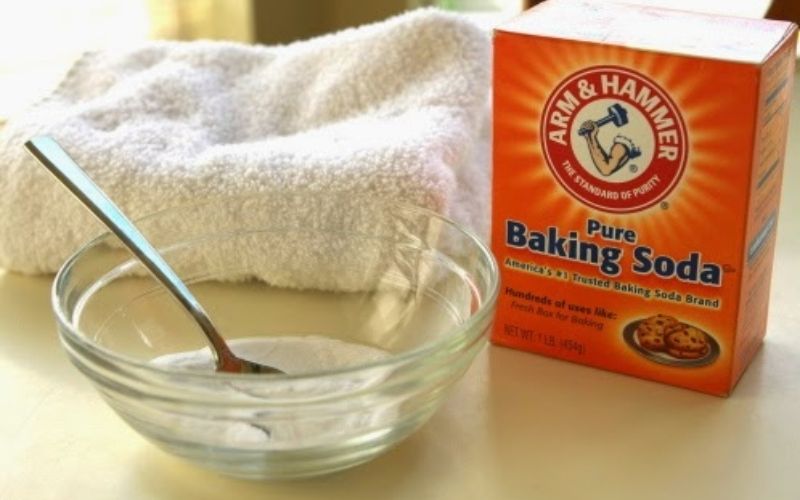 Tẩy áo trắng bị dính màu bằng baking soda