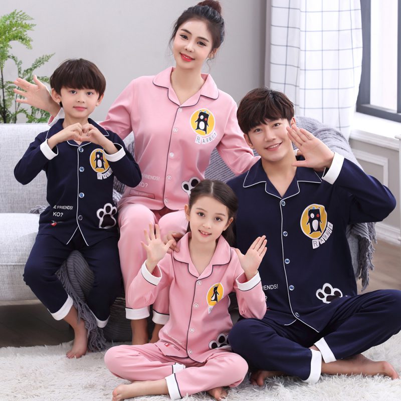 Mẫu pijama couple cho bố mẹ trẻ trung